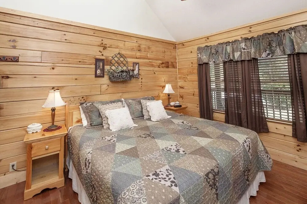 ER223 - Young's Hideaway Great Location - Close To Town! 4 Bedroom Cabin by RedAwning