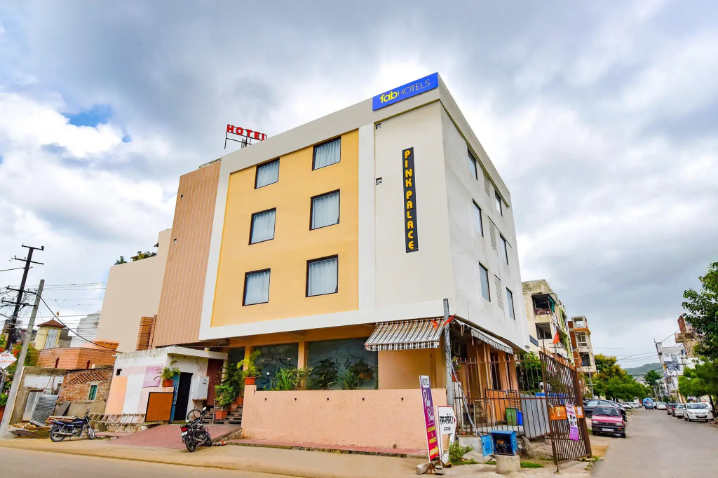 FabHotel Pink Cozzy