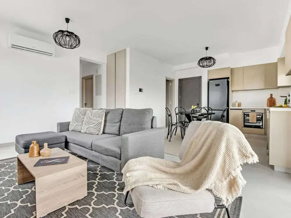 Sanders Only - Charming 2-bdr Apt With Balcony
