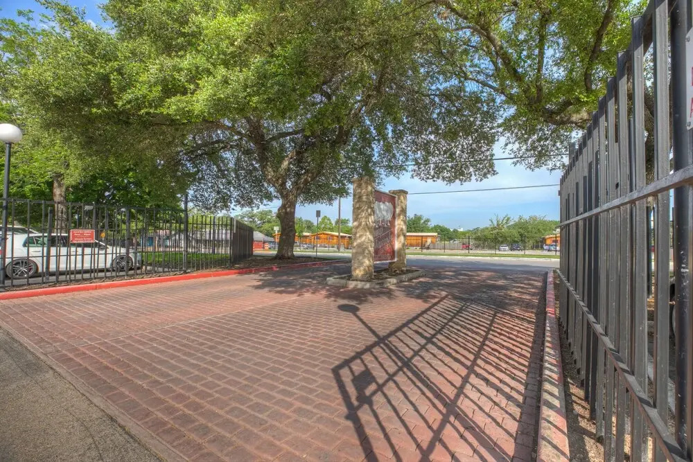 New! Luxurious Riverfront Condo Just 1 Blk to Schlitterbahn!