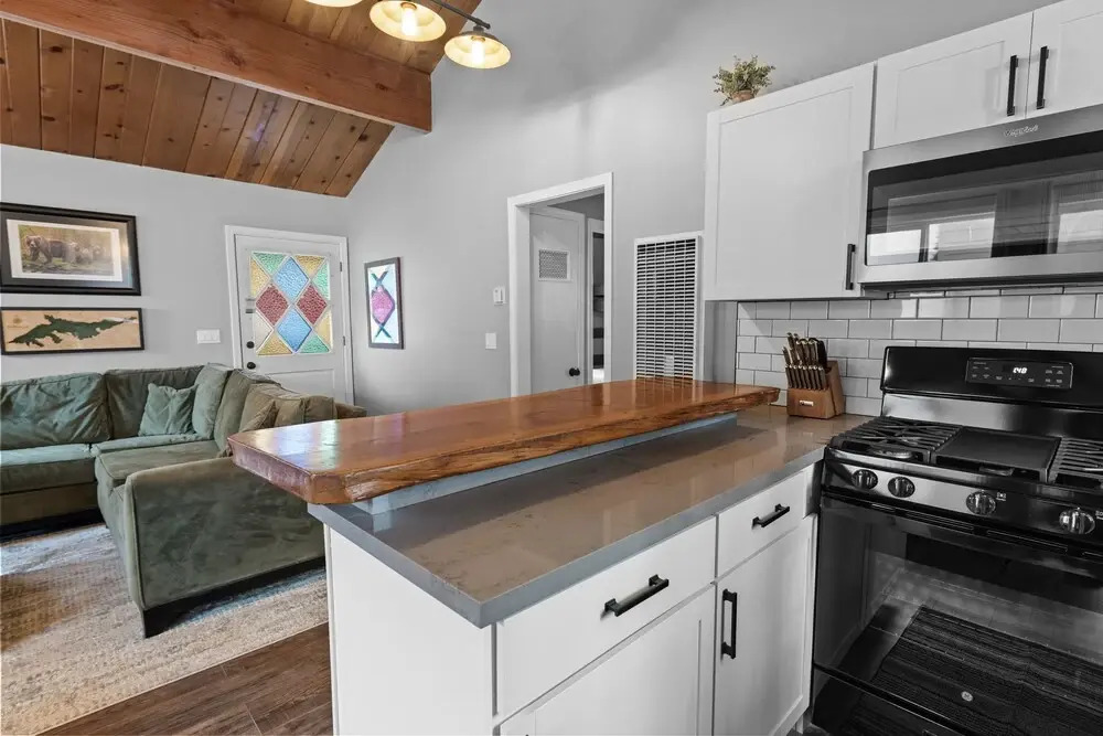 Mountain Memories - Greatly Located In A Quiet Neighborhood! Beautiful Porch And A Fenced Backyard! 2 Bedroom Home