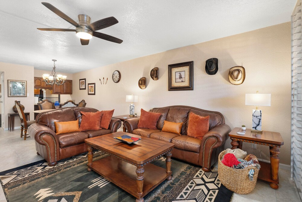 Walk to Old Town & Fashion Square, Condo w/ Patio