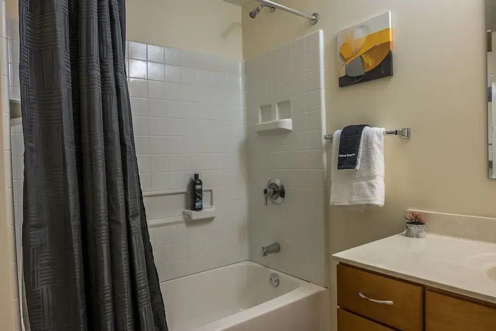 High-Rise Downtown Apts by Frontdesk
