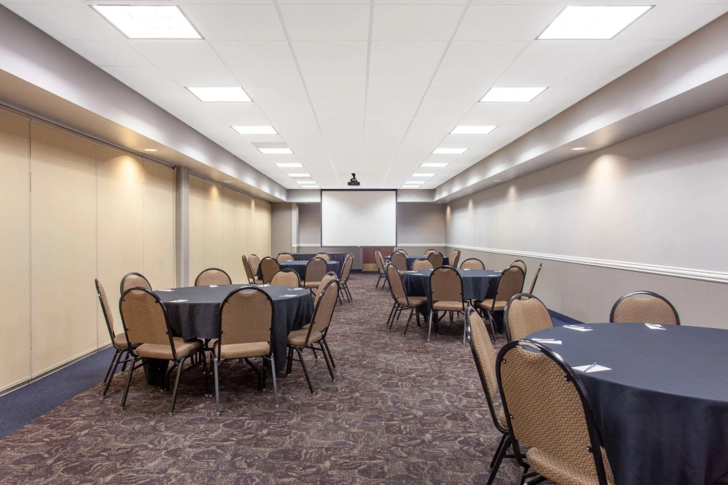 AmericInn by Wyndham Mankato Event Center near MSU