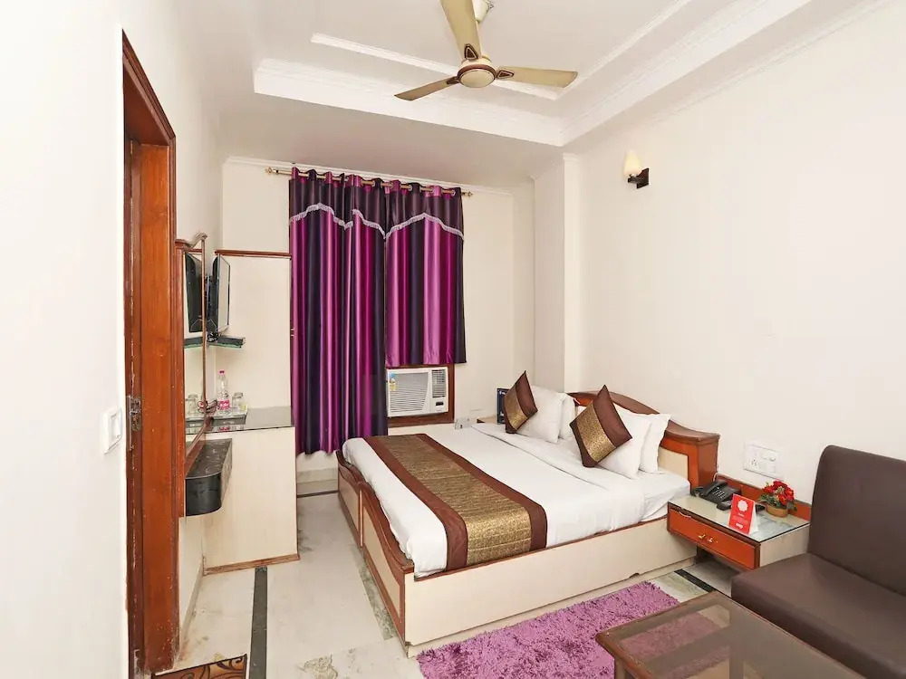 OYO 9765 Hotel Royal Queen