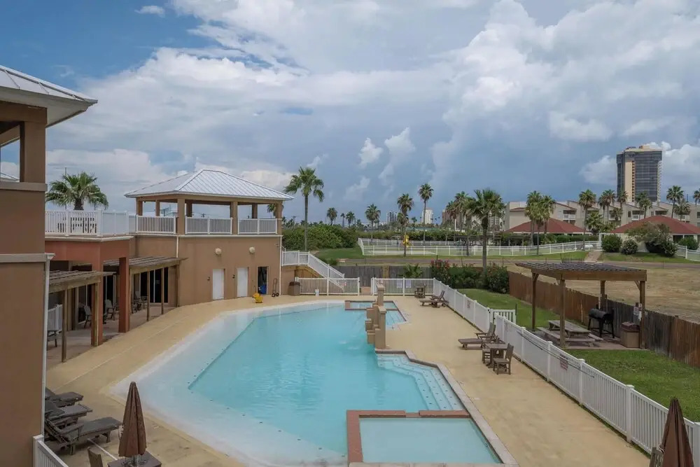 Casual Condo Near Beach w/ Pools, hot tub & Grill!