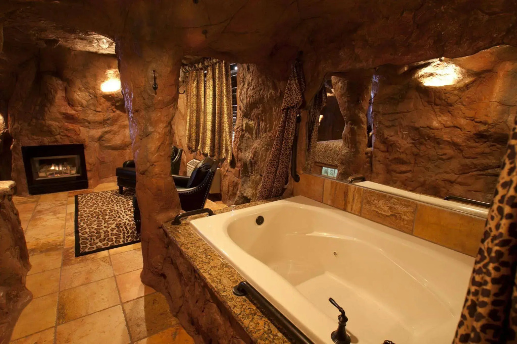 Black Swan Inn Luxurious Theme Rooms