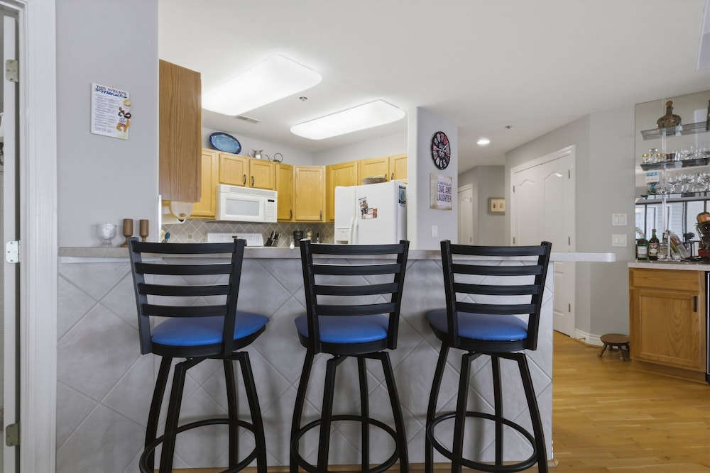 Lakeview Condo at The Falls w/ Wraparound Screened Porch, 2 PWC Slips & Pools at 2 MM