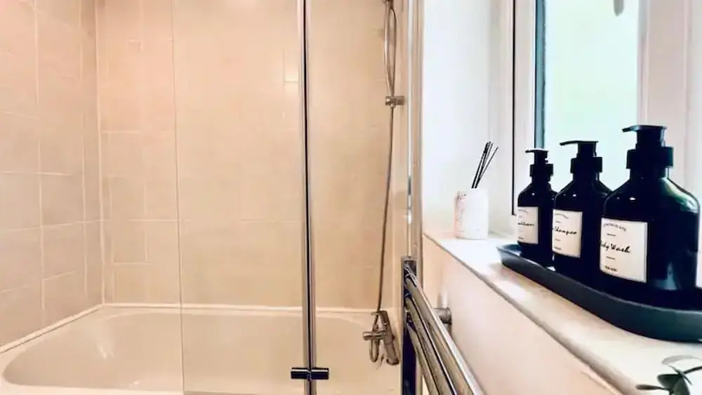 Stylish Townhouse With Free Parking in Liverpool