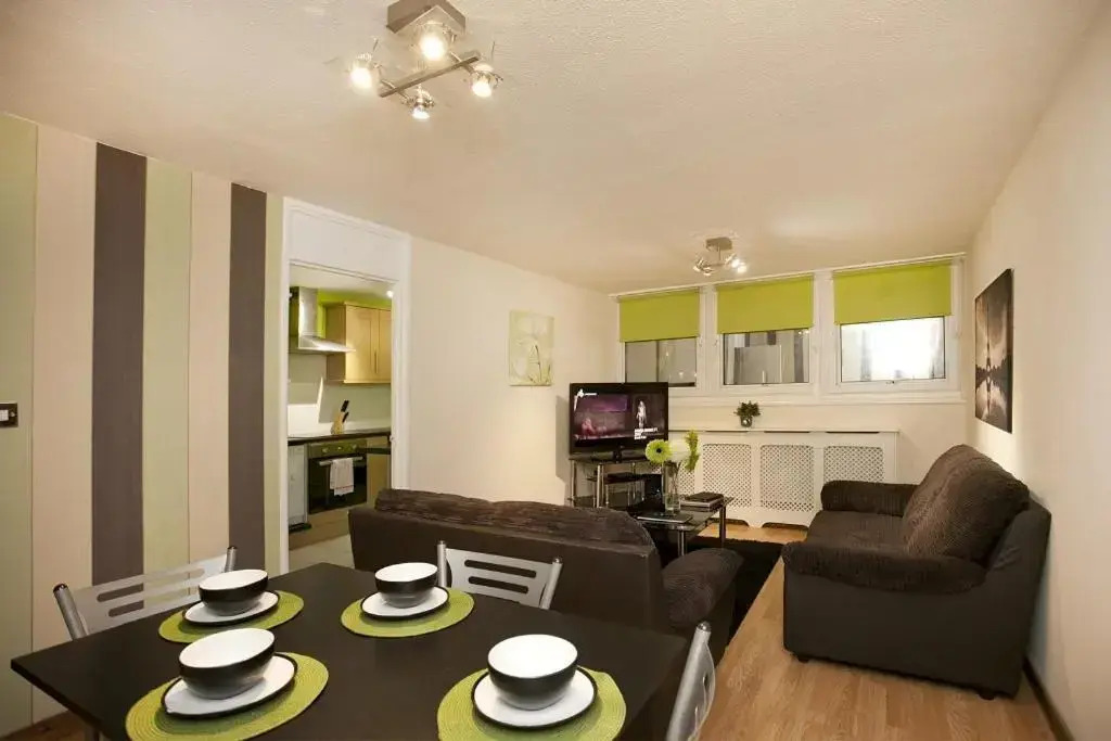 Victoria Centre 2 Bedroom Apartments with 4 Beds in Victoria Centre Shopping Centre - Nottingham City Centre - 24 hour access - Most Central Location - Full Kitchen - Opposite Hilton - Parking for Cars or Vans from Five pounds a day - Sunday 1pm Check-out