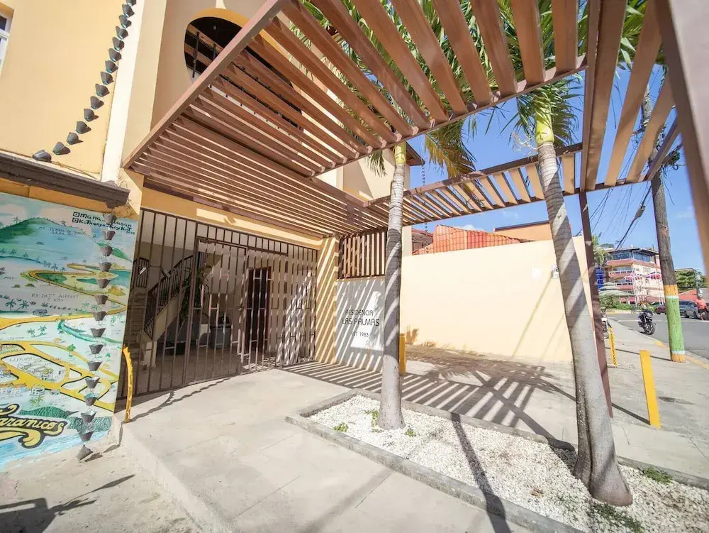 Colonial 2BR Apartment 2mins walk to beach