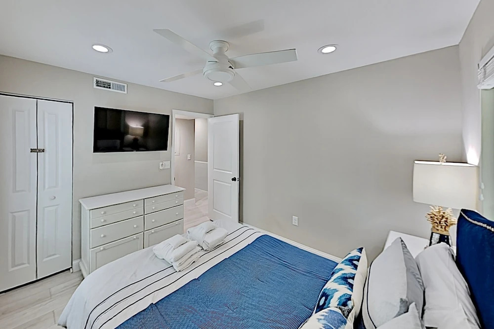 Eagle's Nest - Fully Renovated 1br/1ba 3rd Floor 1 Bedroom Condo
