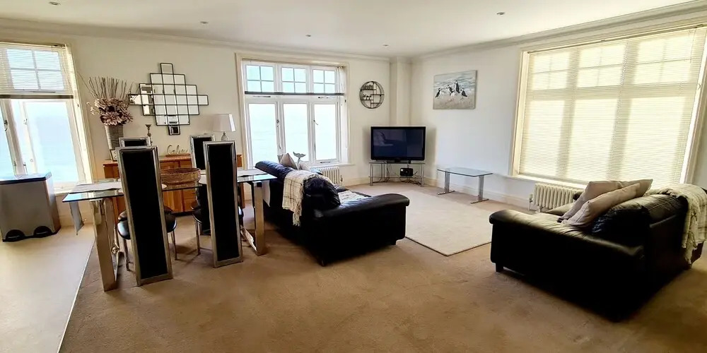 Shore Thing - Beachfront Apartment - Sleeps 4