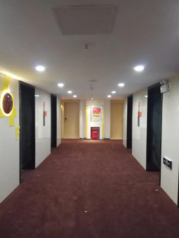 IU Hotels·Guiyang Jinyang Century City Shopping Center Chayuan Cun Subway Station Vanke