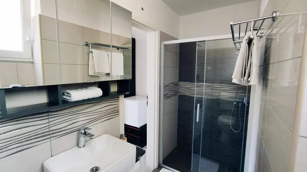 Apartment and Room Bitinada