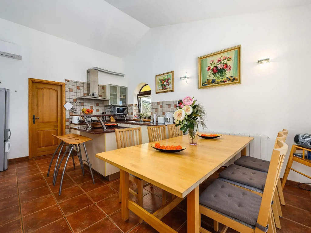 Large villa with private swimming pool and enclosed garden