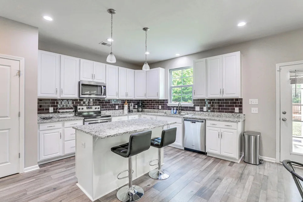 Pet-friendly Ladson Home: 23 Mi to Charleston!