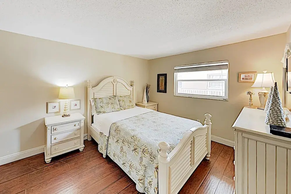 New Listing! Walkable Beachside W/ Pool 3 Bedroom Condo