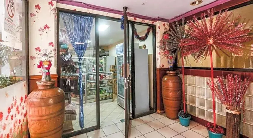 RedDoorz Plus near Taman Ismail Marzuki