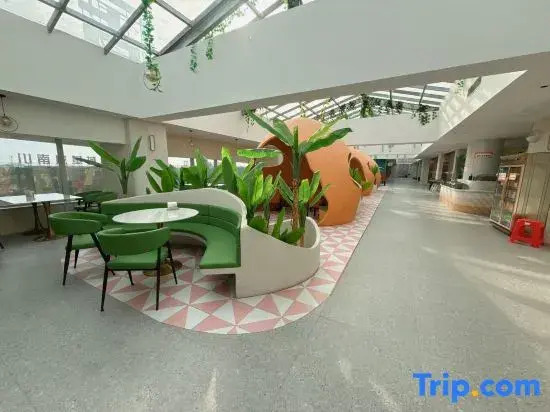 Longting Holiday Hotel (Zigong Fangte Dinosaur Kingdom Store)