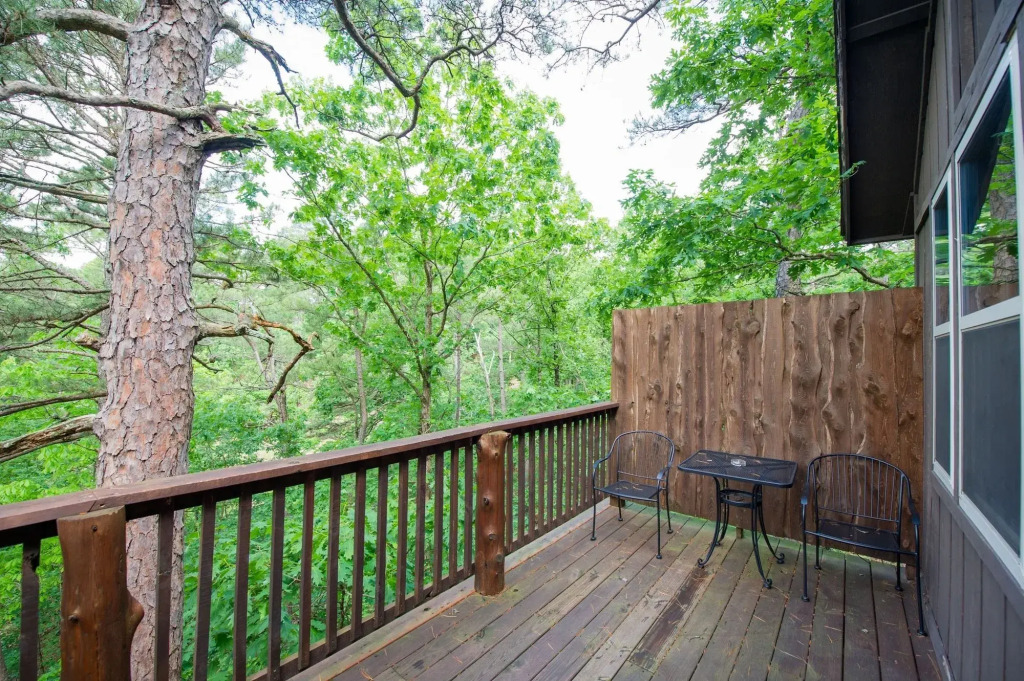 Eureka Springs Treehouses, Hobbit Caves & Castles