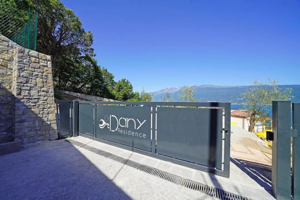 Residence Dany appartamenti con cucina vista lago piscina e parcheggio