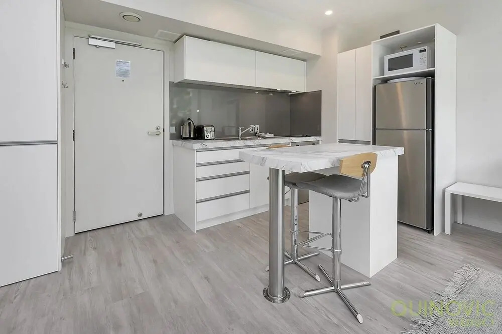 QV Refined Lighter Quay Apt - 767