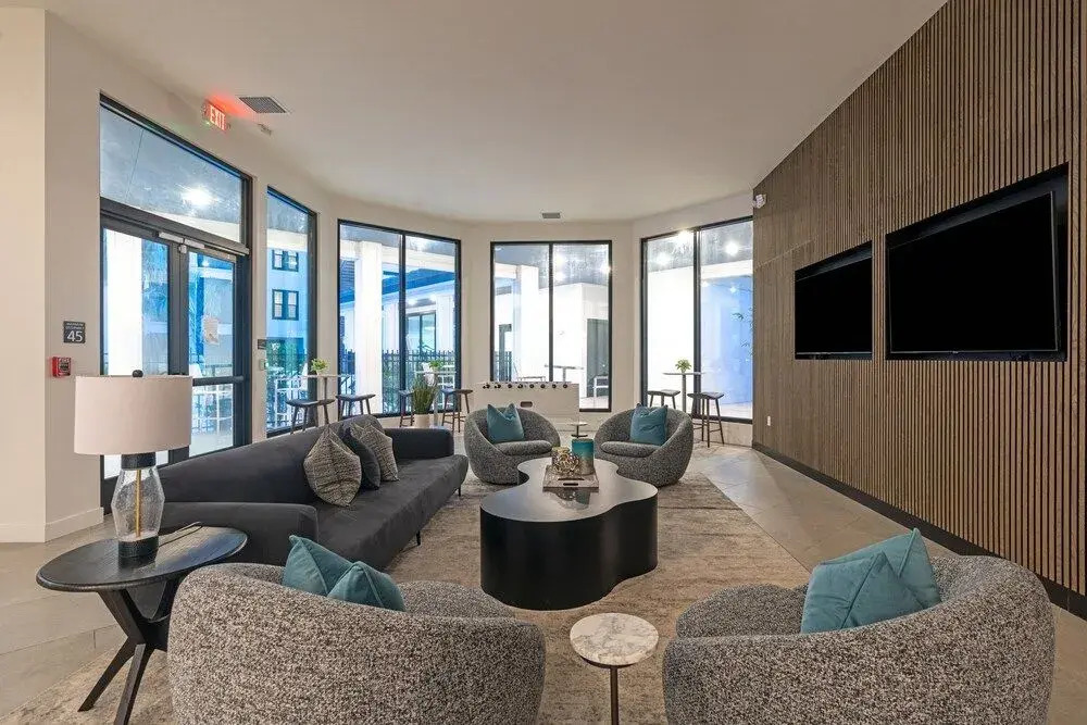Landing Incredible 2BD Clubhouse Pool