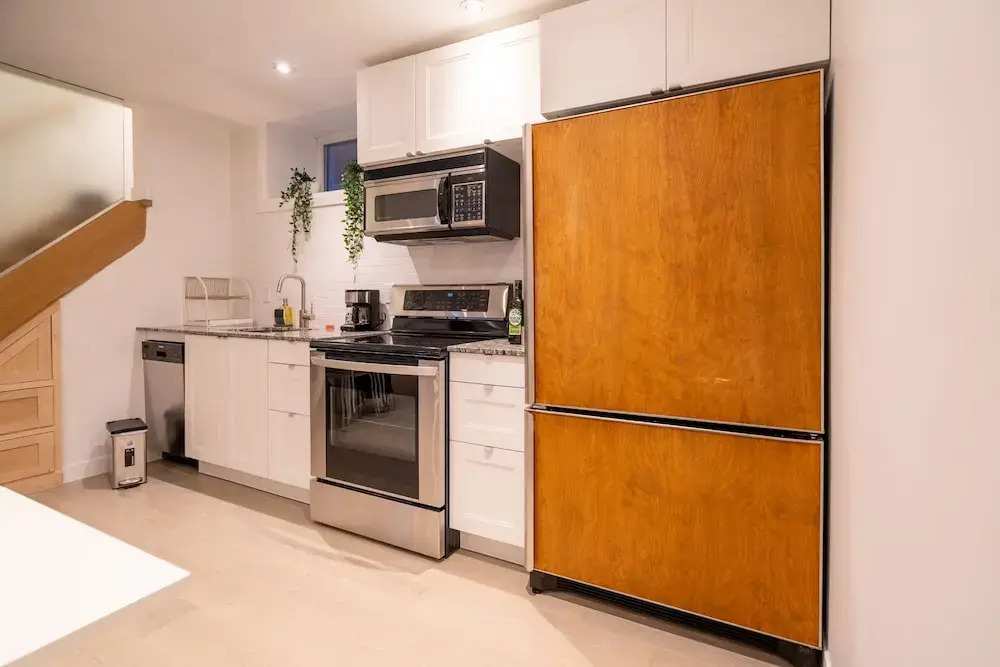 Brand New Modern Unit With Easy Access to the City