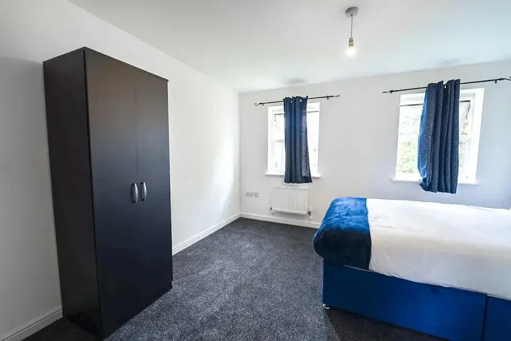 4 Bed House - Sleeps 8 - Garden - Parking - Wifi