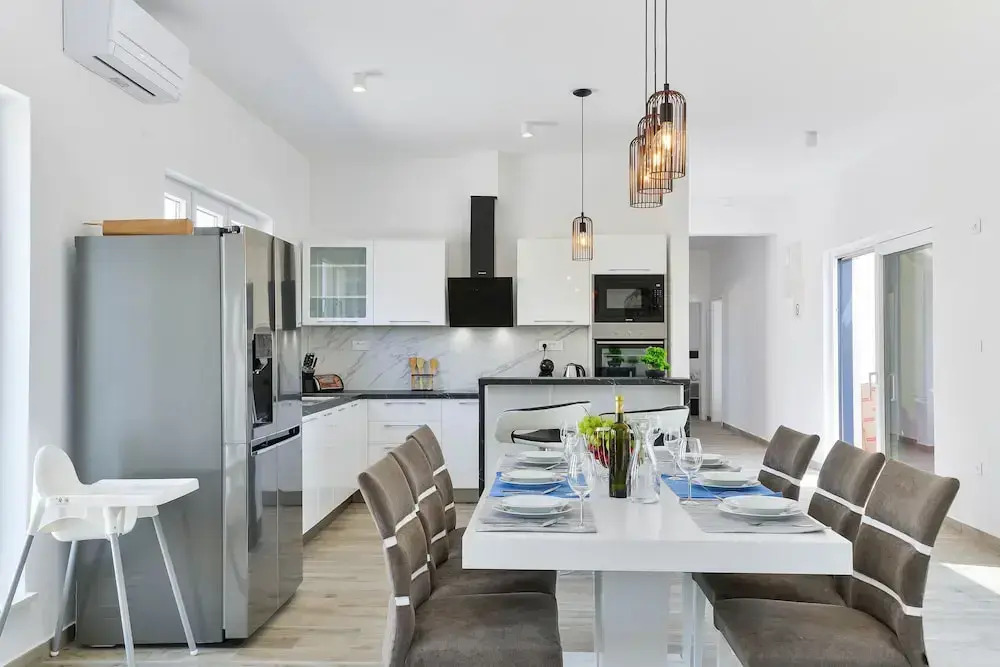 Modern & spacious villa with pool AE1445