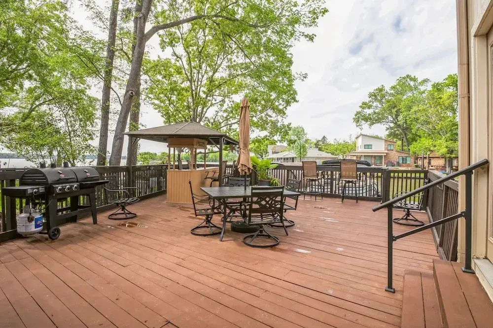 Lakefront Retreat With Private Pool, Hot Tub And Dock 4 Bedroom Home
