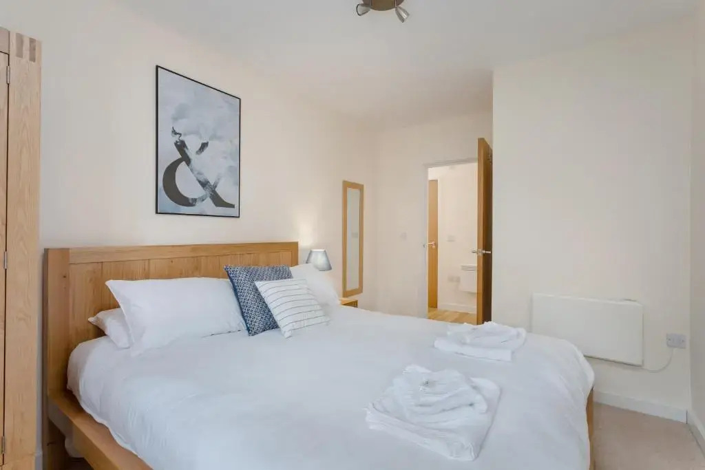 Luxury Hitchin Apartment, Great Town Centre Location - With Parking