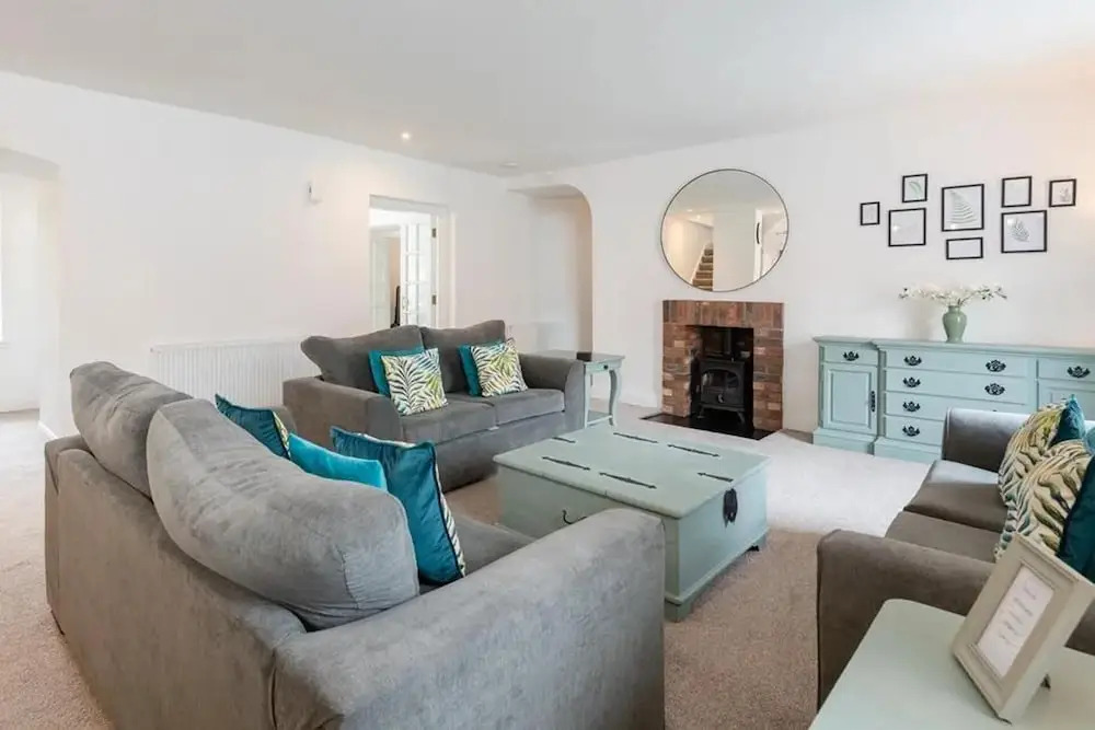 5 Bedrooms/sleeps 10-12/free Wifi & Parking/garden