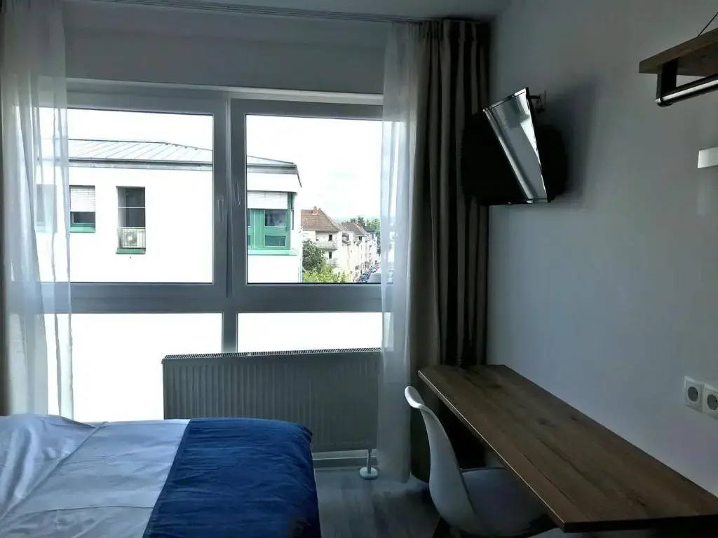 Hotel 83