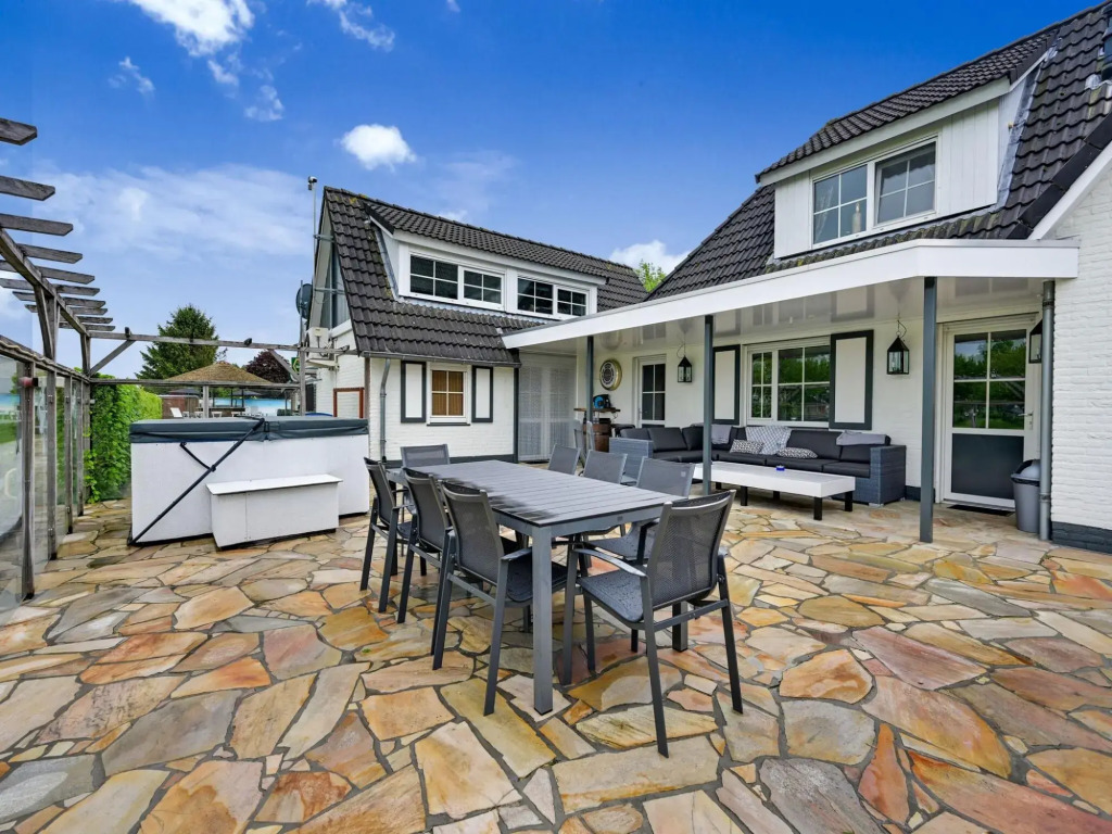 Tasteful Villa in Didam with Garden