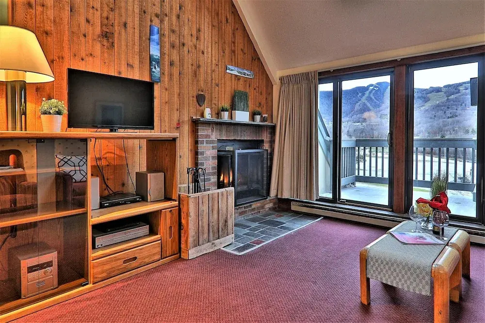 MG 3G02 - Views! Loft Condo Steps to Killington Resort. Hot Tub!