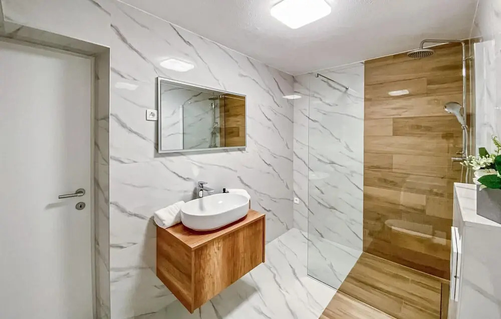 Amazing Home in Pucisca with Hot Tub, WiFi & 3 Bedrooms