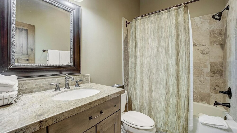 Mont Cervin 32 by AvantStay Ski In Ski Out Home in Silver Lake Village w Hot Tub
