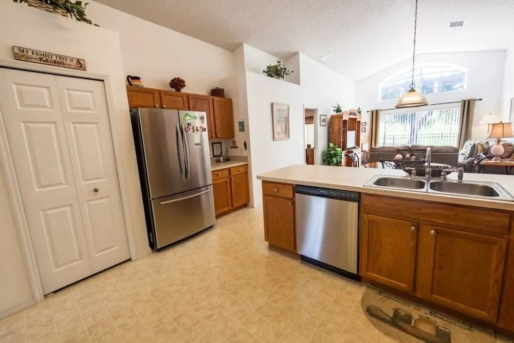 Gated Country Club Private Pool ! 4 Bedroom Home by RedAwning