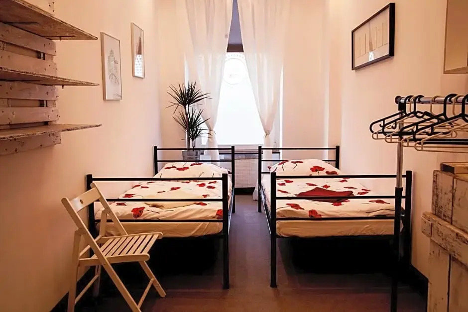 FlyFly Hostel , darmowy parking , rezerwuj przez urządzenia mobilne -10 procent