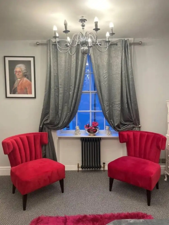 5 Bed House - Sleeps 12 - Pets - Parking