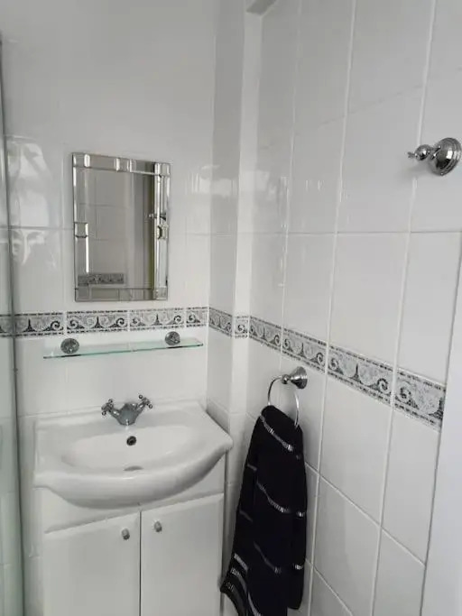 Polly's Place - A lovely 3 bed flat, near to beach with free parking
