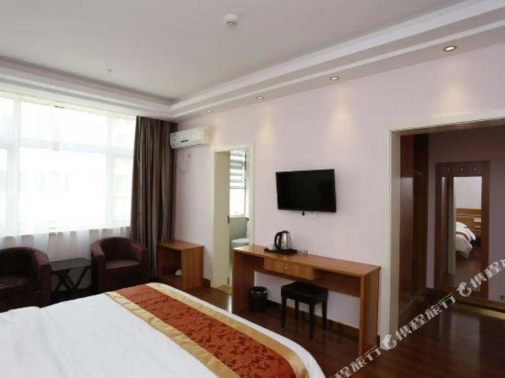 Yake Light House Hotel (Luoyang Longmen High-speed Railway Station Kaiyuan Avenue)
