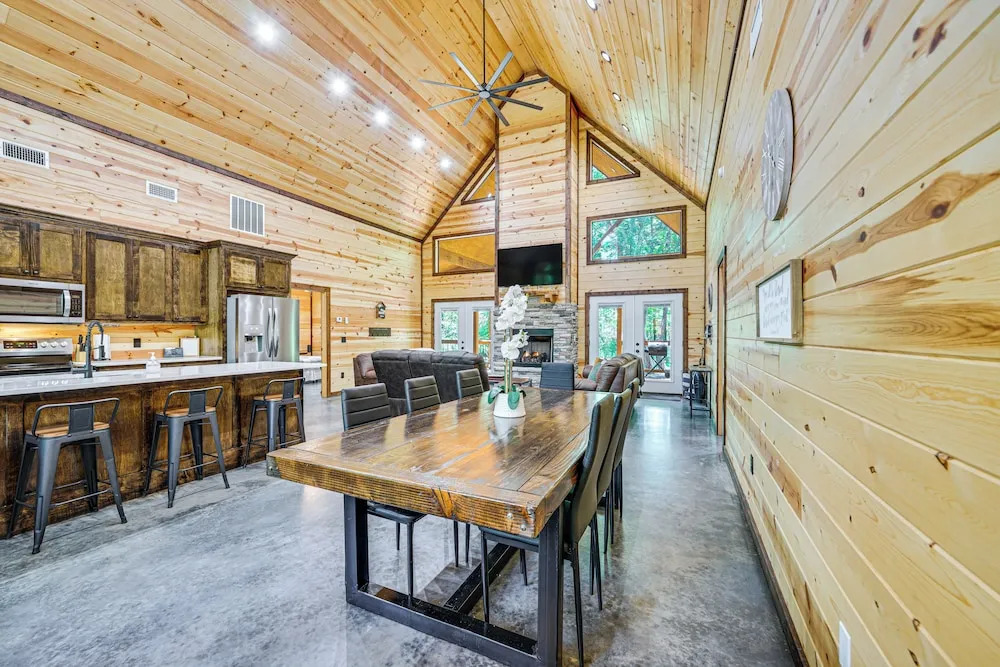 Private Hot Tub: Luxe Cabin in Broken Bow!