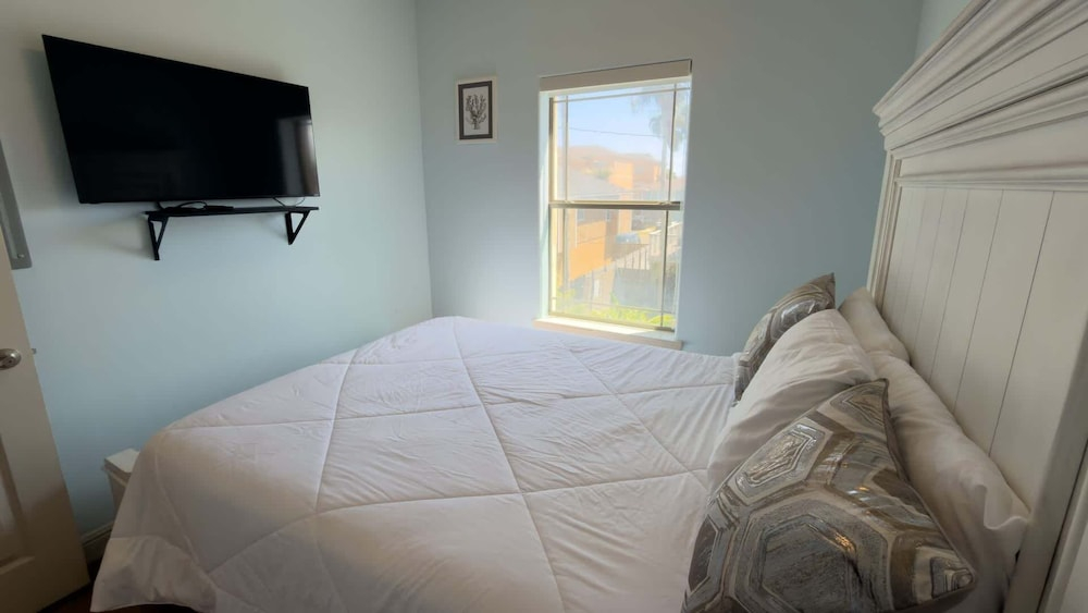 Near Beach Retreat - Ground Floor - Pool - Walk To All 2 Bedroom Apts