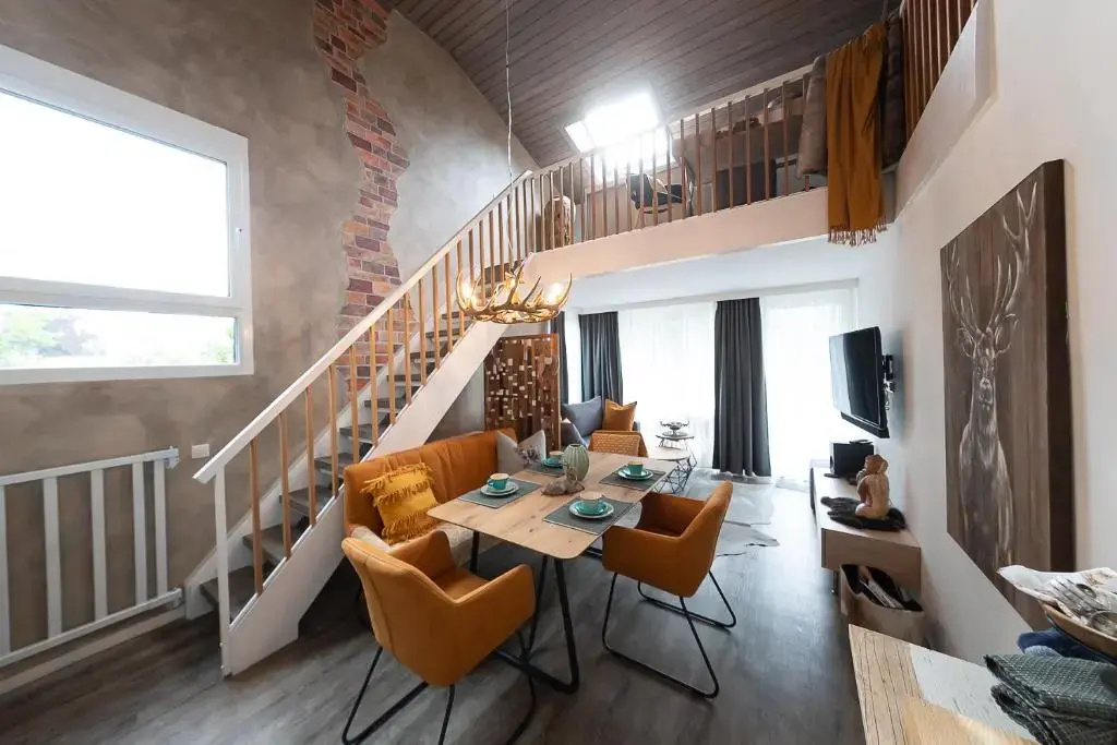 VIP Deluxe 107qm auf zwei Etagen 1 Dopplezimmer EG 1 Doppelzimmer auf der Galerie sowie 2 Badezimmer und komplette Küche mit Mikrowelle und Backofen Ideal für 1 bis 6 Gäste Direkter Blick auf Garten und Bergblick Alles nur nicht 0815