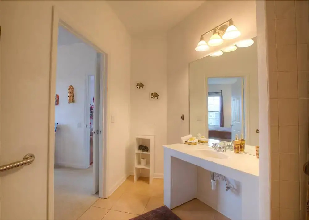 Stunning Top-Floor Condo, next to Clubhouse