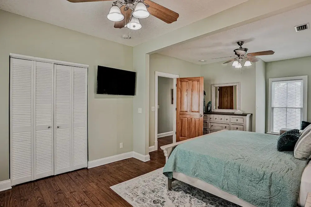 Classic Victorian Home Near Downtown With a Private Pool, Wifi, & Washer/dryer
