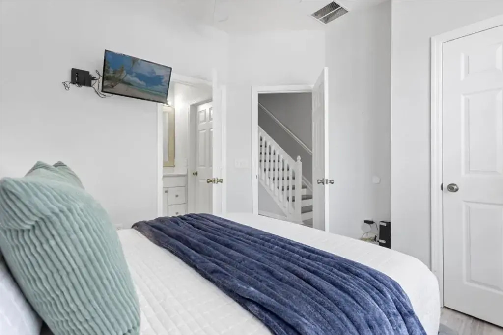 3 Bedrooms 3 Bathrooms Windsor Hills 2554 ML